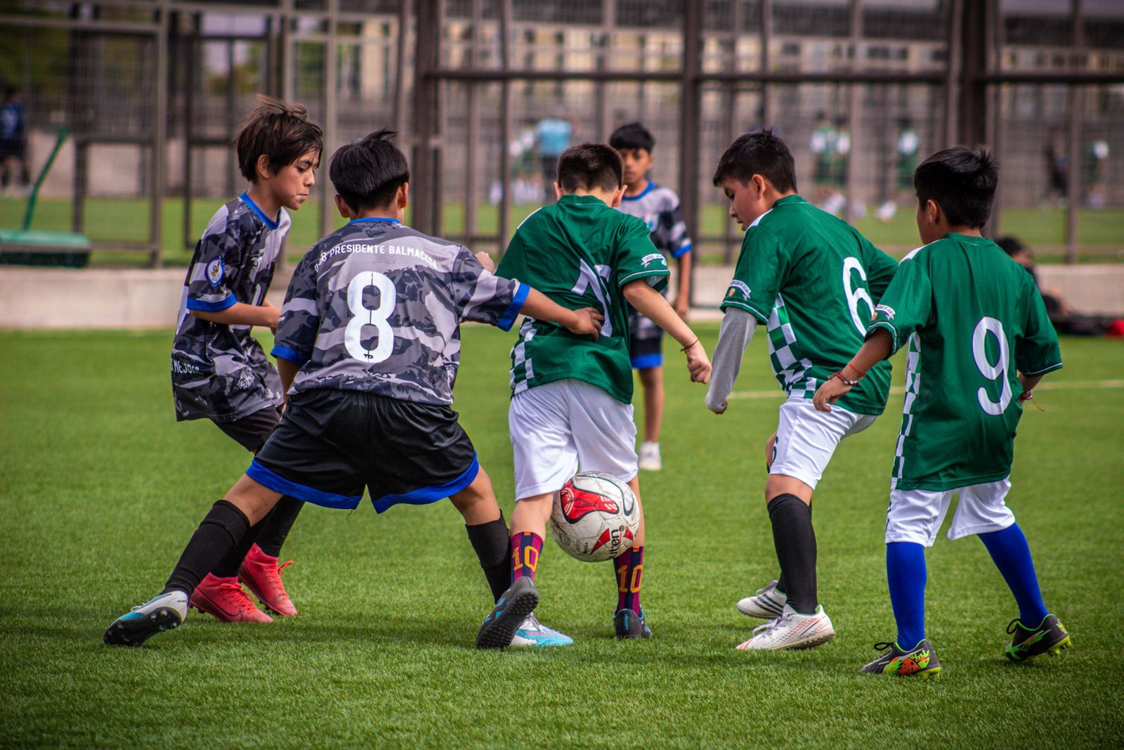 サッカーの試合で競り合う子どもたち