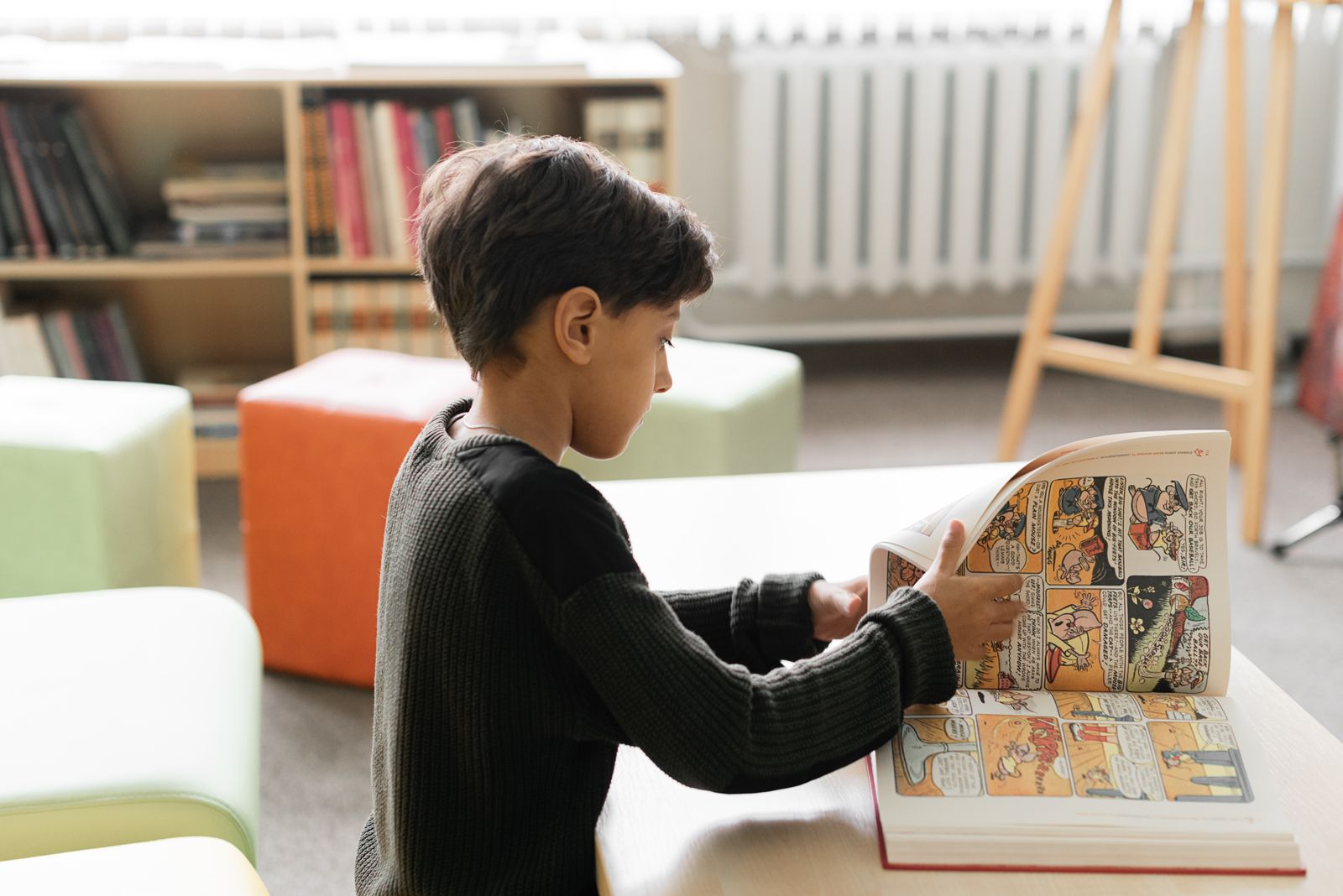 図書室で本を広げる男の子