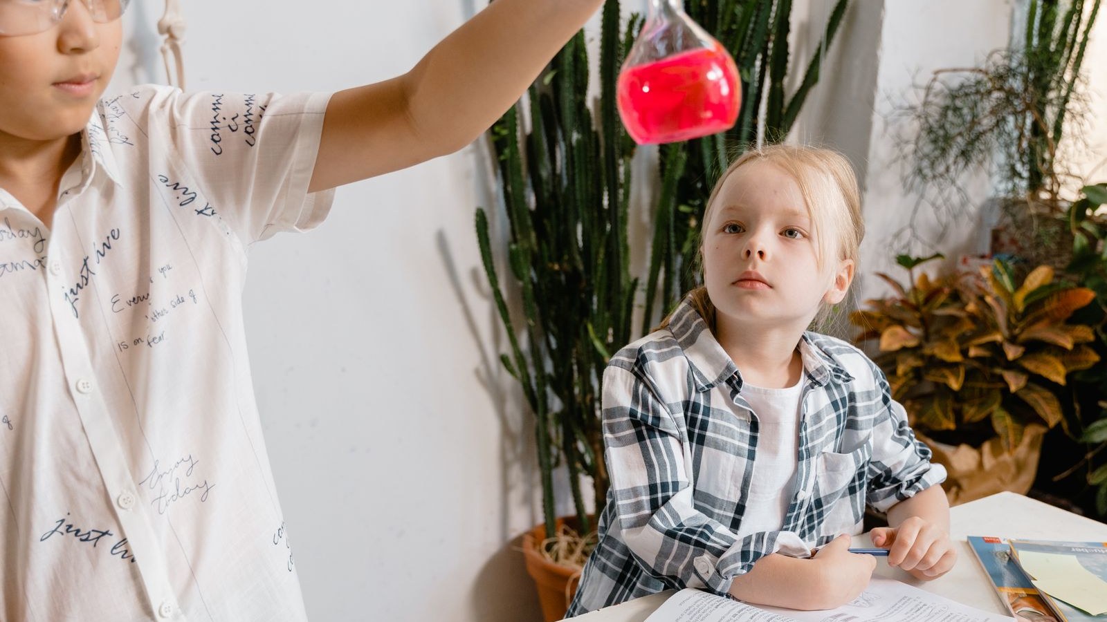先生と一緒に科学実験をする子ども