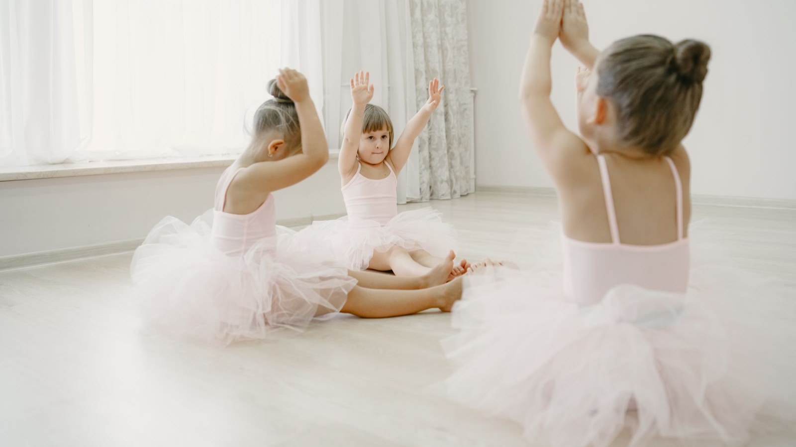 ダンス教室で練習する子どもたち