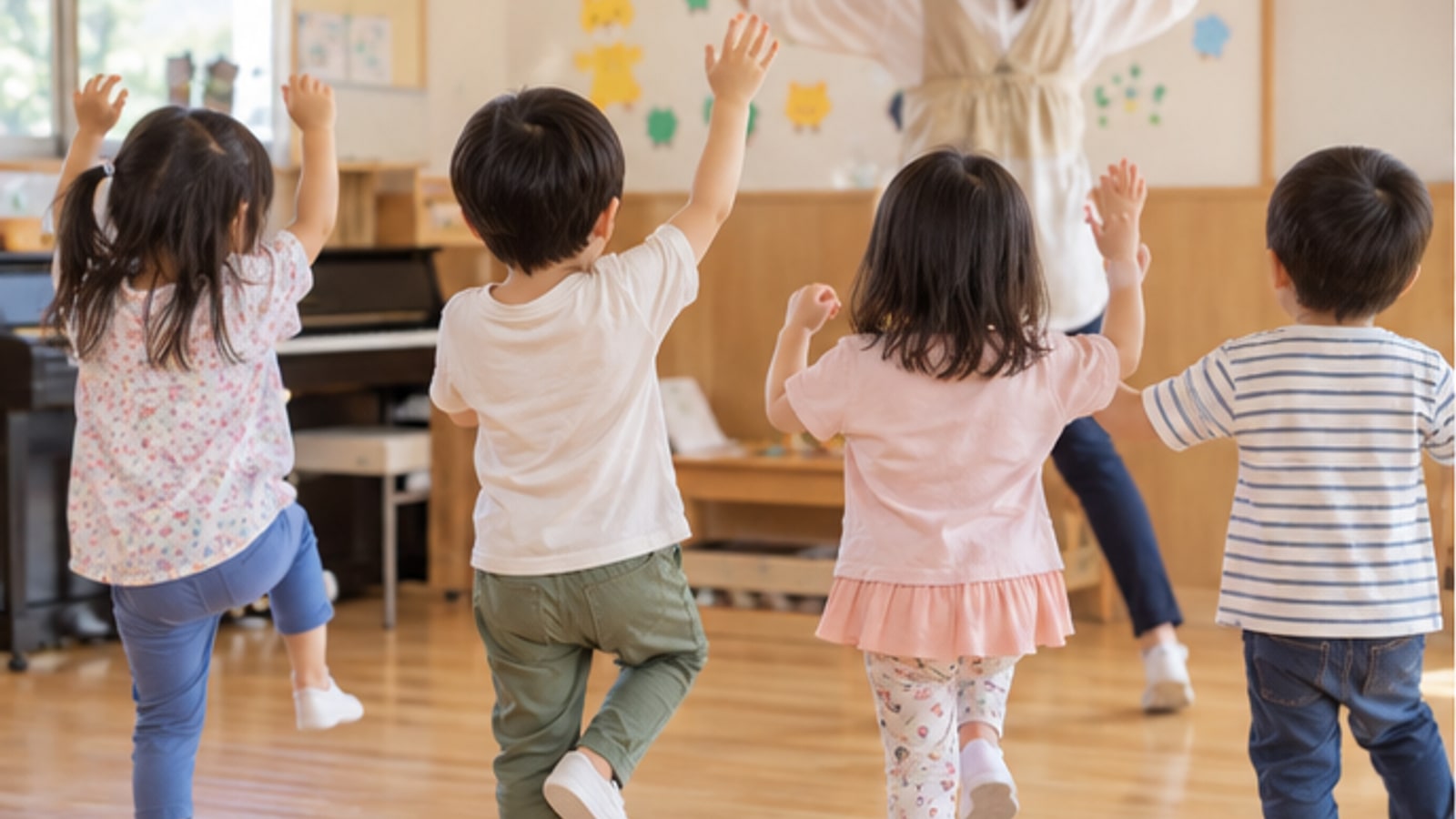 音楽に合わせて体を動かす子どもたち