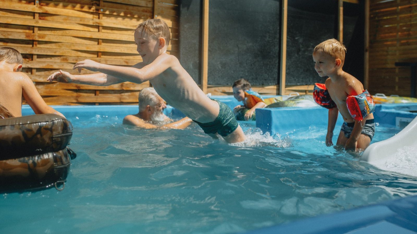 プールで水に親しむ子どもたち(水泳教室のイメージ)