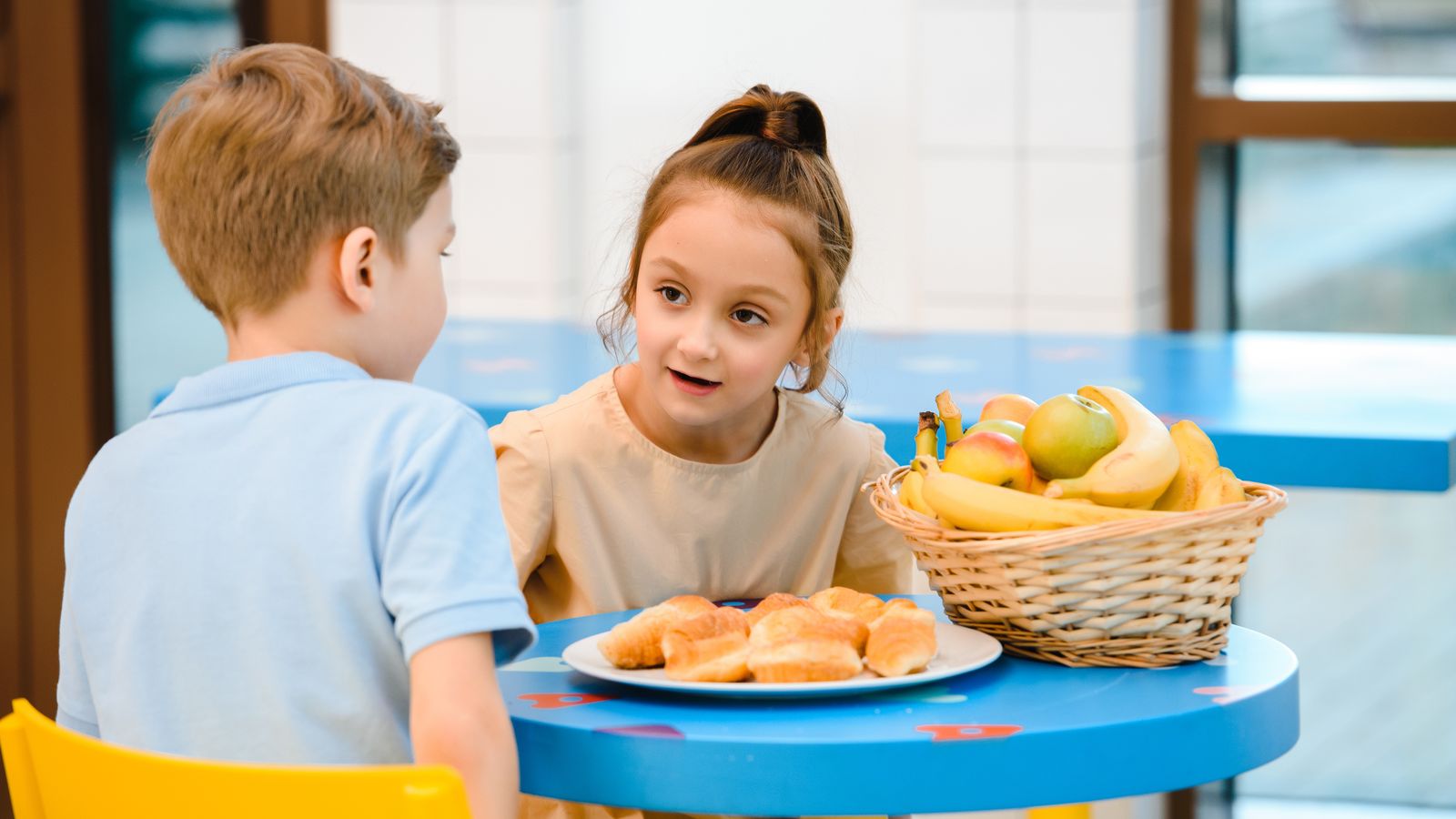 教室で授業をする先生と子どもたち