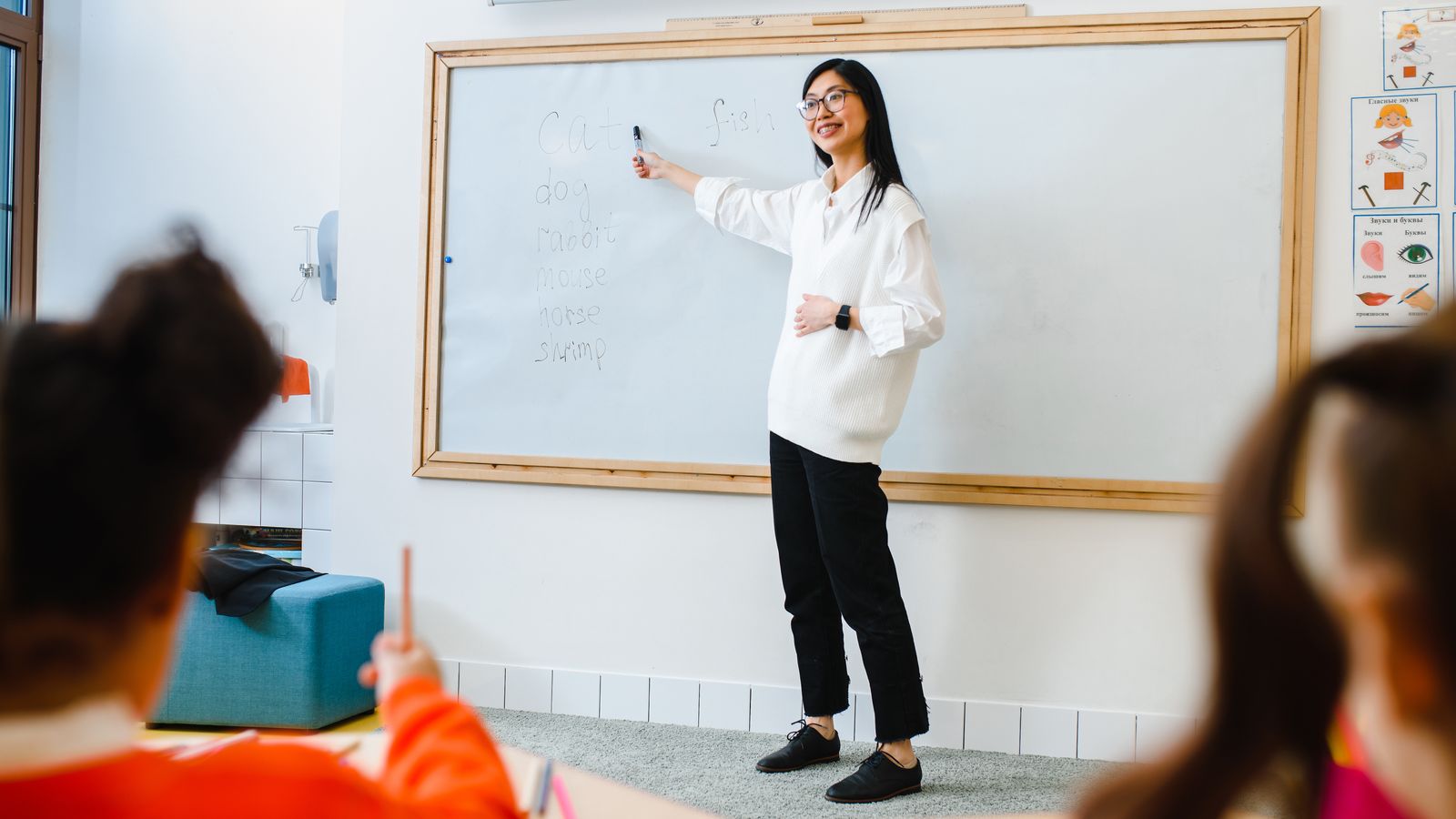 机に向かって学ぶ子どもたち