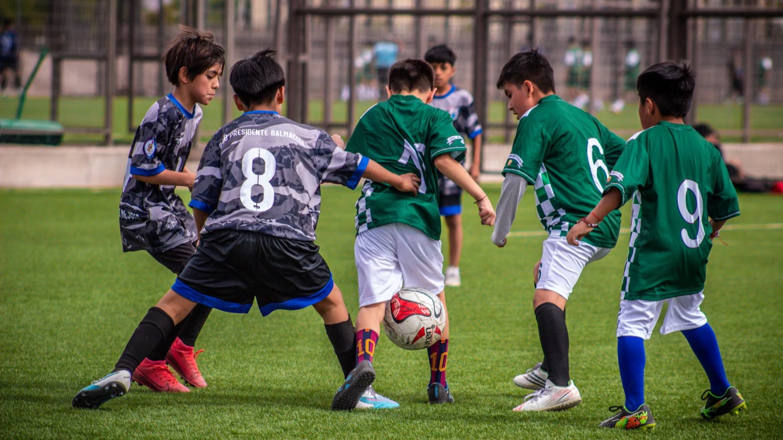サッカーの試合形式の練習をする子どもたち