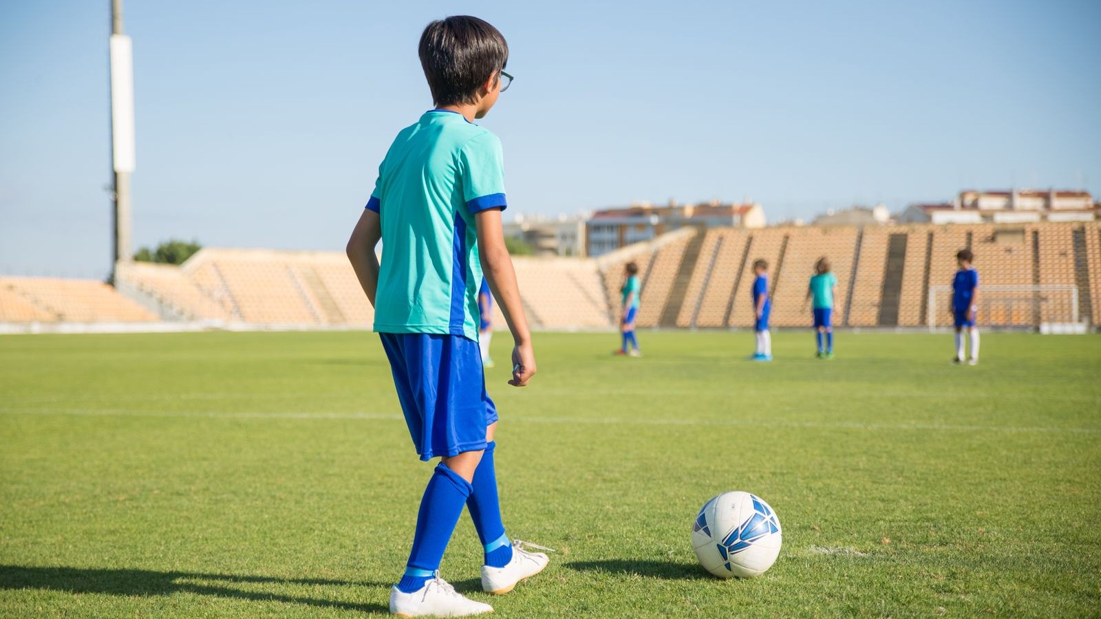 サッカーボールの前に立つ少年