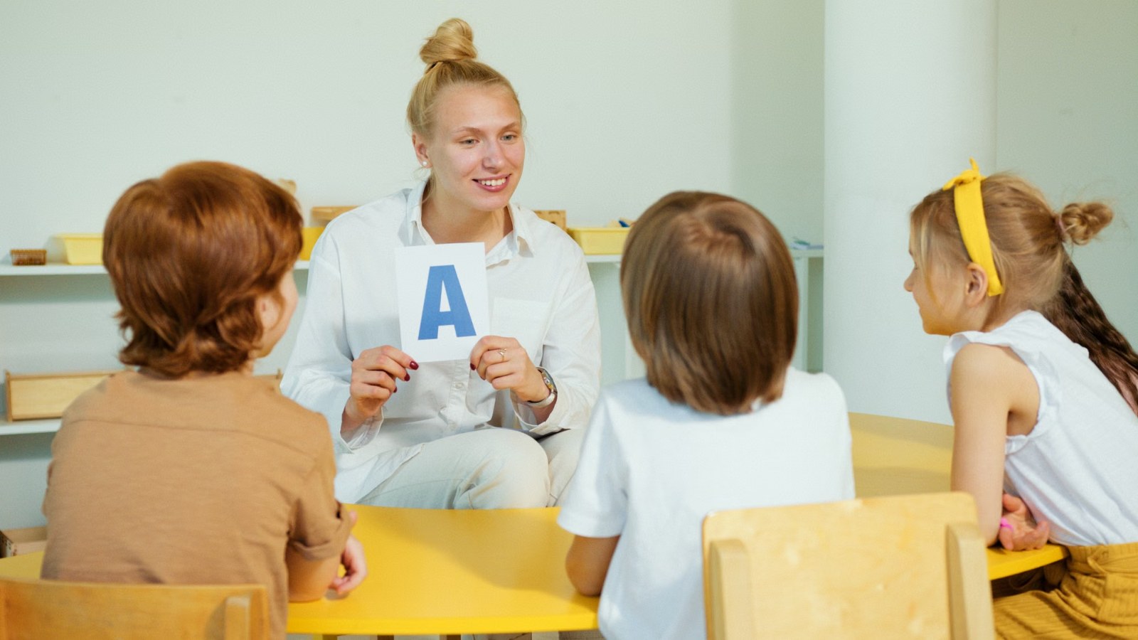 英語のカードで学ぶ子どもたち
