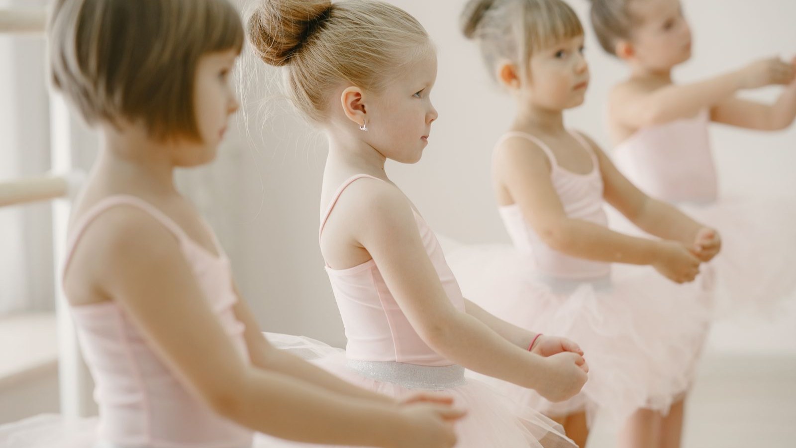 逗子市の習い事の例：バレエのレッスンに取り組む子どもたち