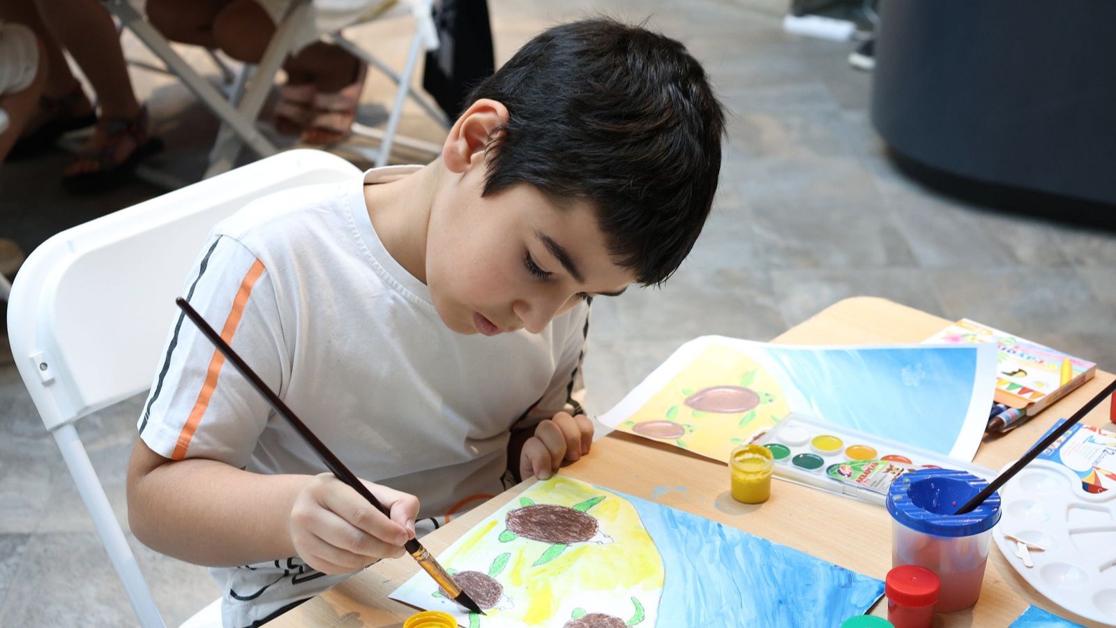逗子市の習い事の例：絵の具で絵を描く子ども